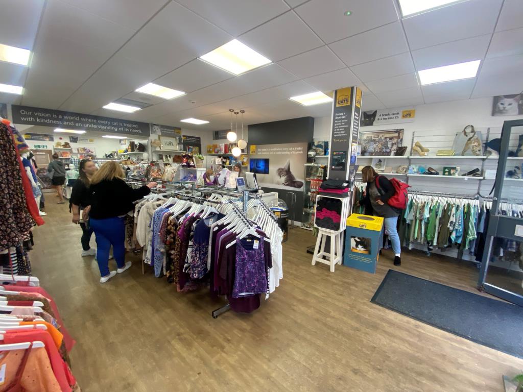 Lot: 117 - FREEHOLD TOWN CENTRE INVESTMENT - Internal view of customer area